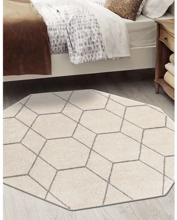 Geometric trellis frieze rug (square octagon & oval) - Area